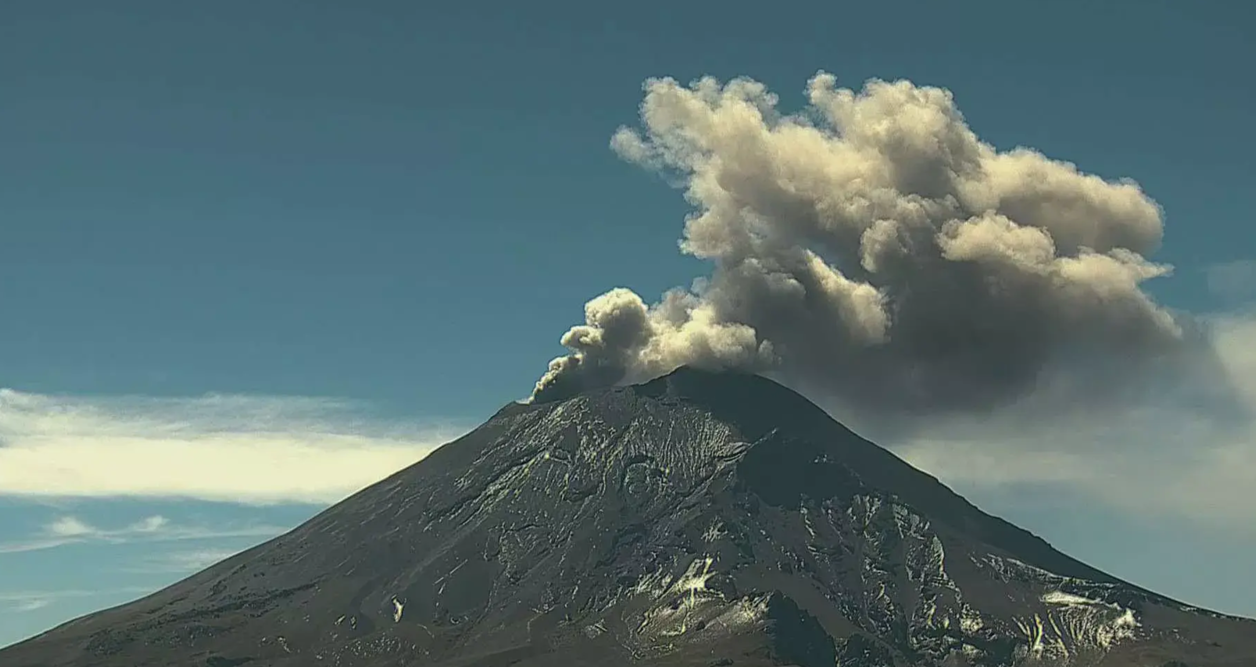 Popocatépetl sigue con fumarolas impresionantes